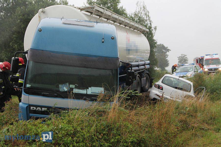 Wypadek ciężarówki z osobówką. Ciężko ranny kierowca! [FOTO]