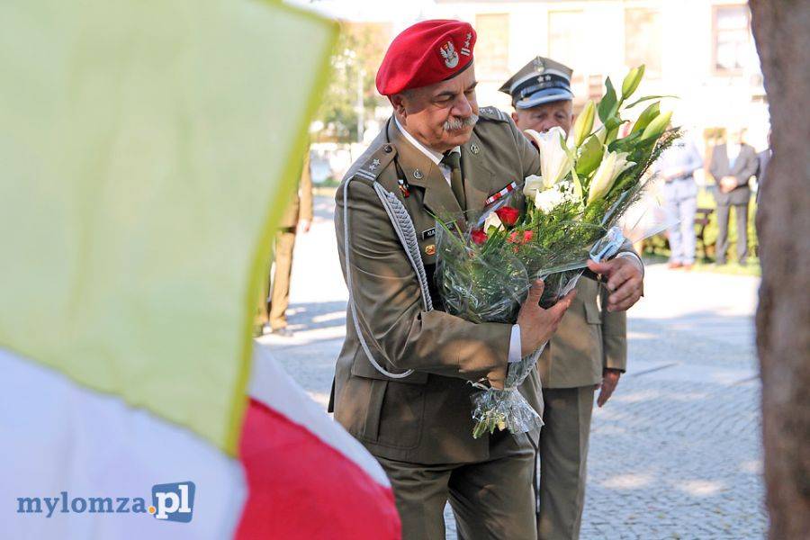 Kwiaty pod pomnikiem Żołnierzy 33 Pułku Piechoty [FOTO]
