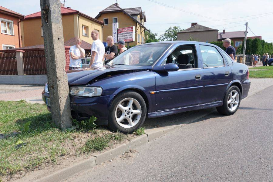 Opel wjechał w słup na Szosie Zambrowskiej