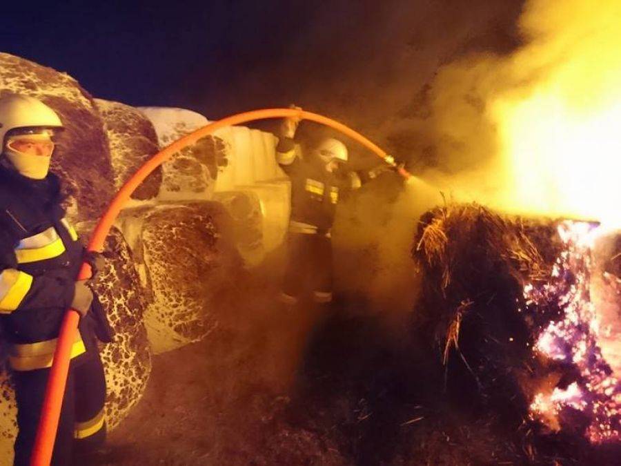 Podpalenie? W Wiźnie spłonęło 80 bel z sianem