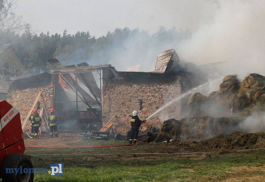 Strażacy walczą z pożarem stodoły [FOTO]