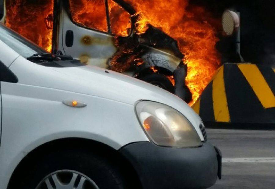 Przy cmentarzu płonęło auto
