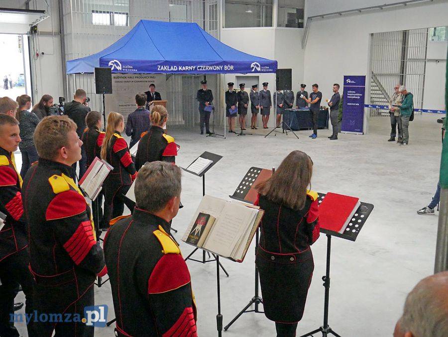 Więźniowie idą do pracy [VIDEO i FOTO]