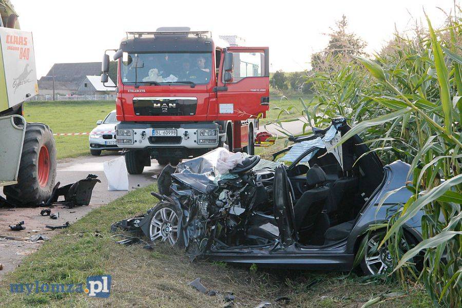 Roztrzaskane BMW po zderzeniu z kombajnem [FOTO]