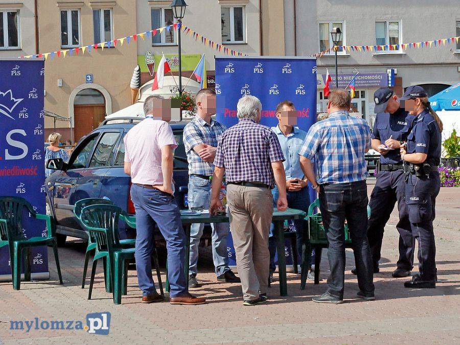 Dwa auta na środku Starego Rynku i wyborcze reklamy „ubogacają” Jarmark w Łomży [FOTO]
