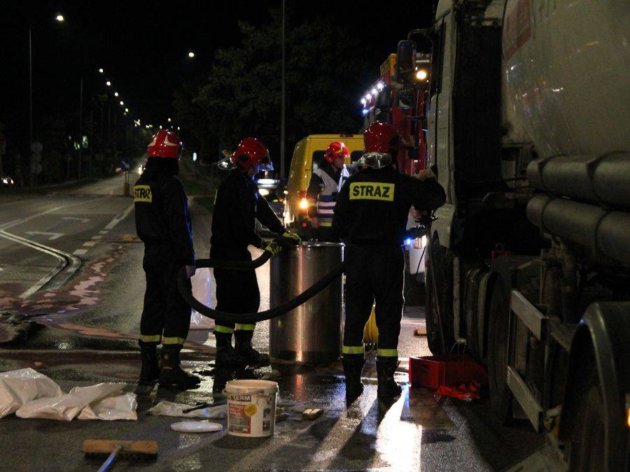 Kolizja na Poznańskiej. Z cysterny wyciekała ropa [FOTO]