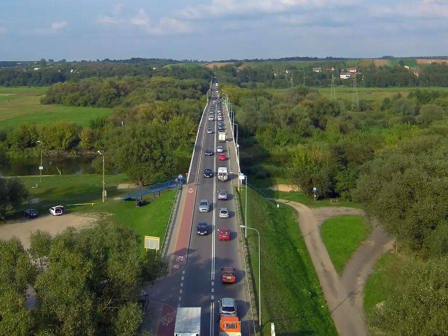 Zakorkowane mosty. Łomża i Piątnica widziane z drona [VIDEO]