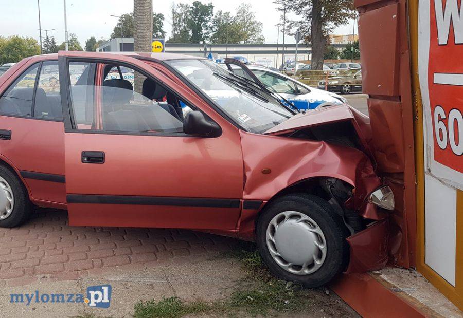 Dworzec PKS: Suzuki wjechało w pawilon [FOTO]