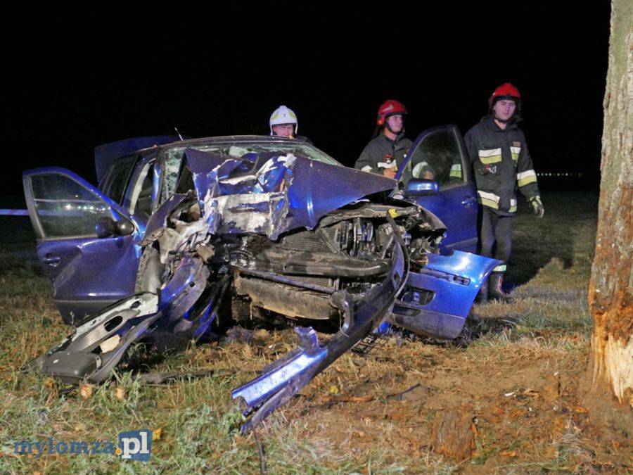 Seat roztrzaskał się na drzewie [FOTO]