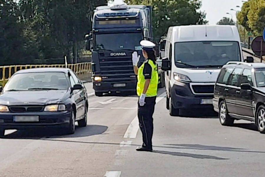 Widzisz policjanta kierującego ruchem i nie wiesz co robić? [VIDEO i FOTO]