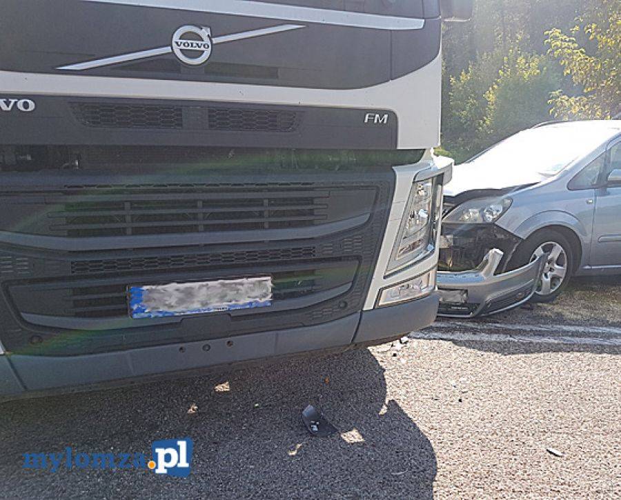 DK 61 zablokowana. Zderzenie ciężarówki z osobówką [FOTO]