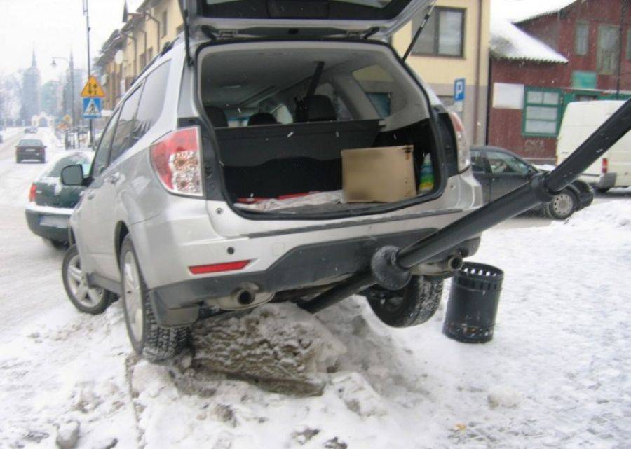 Wjechała w latarnię! FOTO
