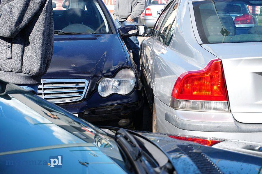 Kierowca BMW staranował zaparkowane auta [FOTO]