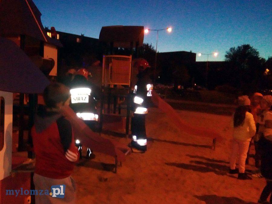 Chciał poczuć się jak dziecko, wcisnął się do rury [FOTO]