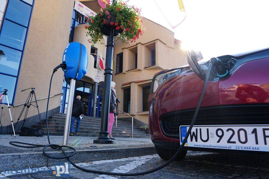 Łomża: Nowe stacje do ładowania samochodów elektrycznych [VIDEO i FOTO]