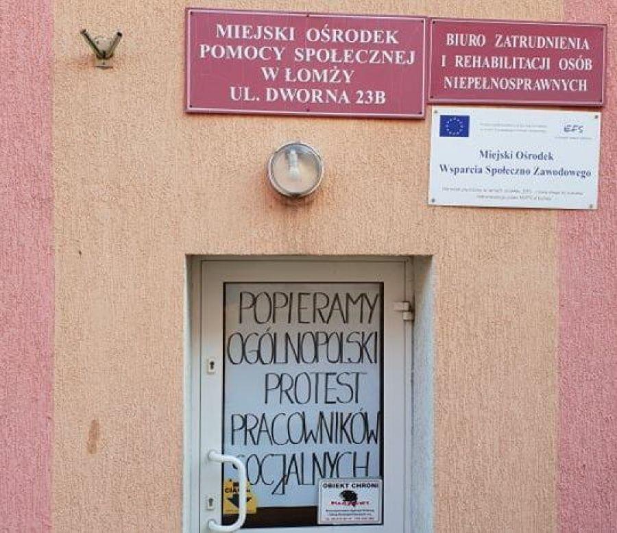 Pracownicy łomżyńskiego MOPS solidaryzują się z protestującymi w Warszawie