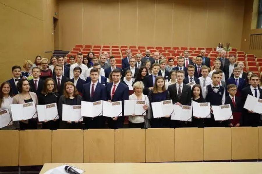 Uczniowie z Łomży w gronie najlepszych w województwie