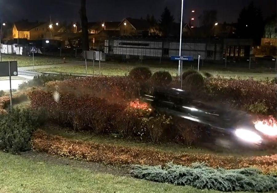 Pijany mieszkaniec Łomży przejechał prosto przez rondo [VIDEO]