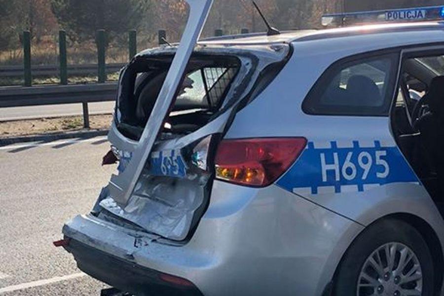 Dwa zdarzenia na S8. Ciężarówka wjechała w radiowóz