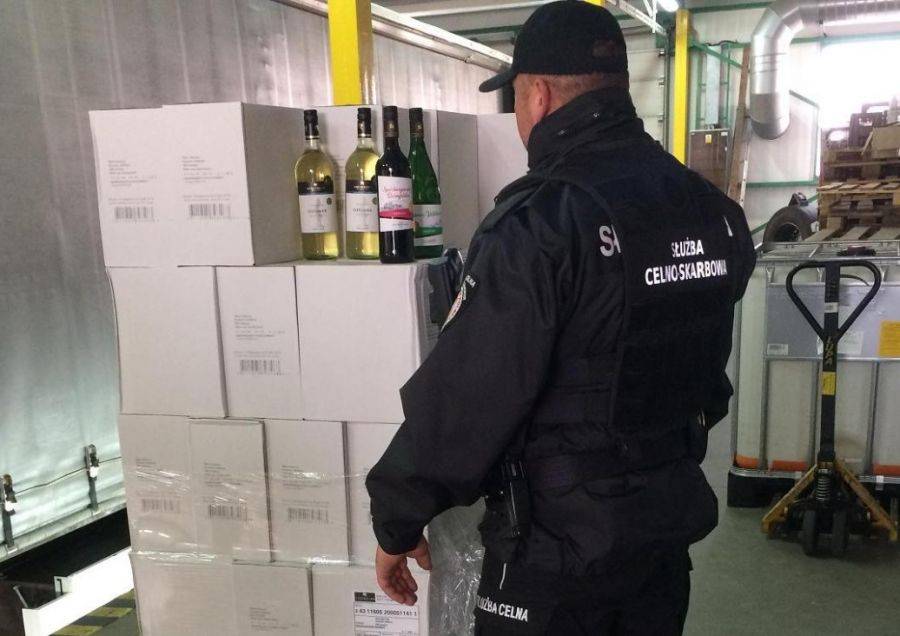 KAS przejęła 16 tys. butelek wina [FOTO]