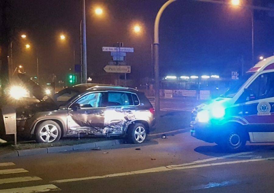 Nocny wypadek na skrzyżowaniu [FOTO]