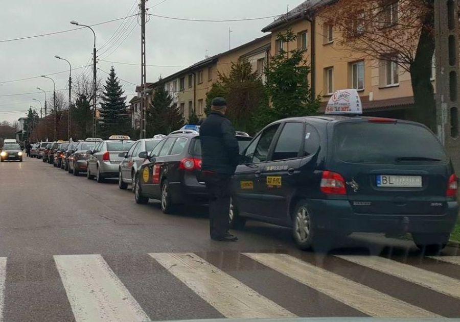 Taksówkarze przestawiają taksometry. Wyższe opłaty początkowe
