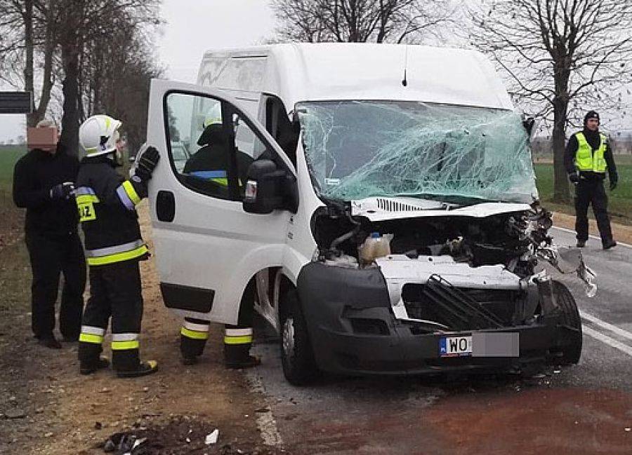 TIR zderzył się z busem. DK63 zablokowana [FOTO]
