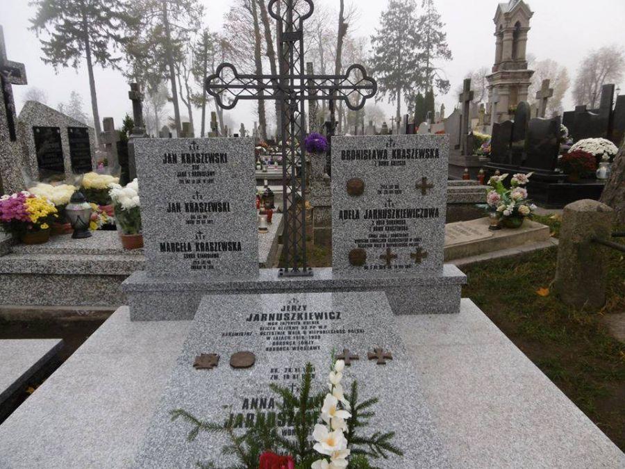 Ograbiono grób rodzin zasłużonych dla polskiej niepodległości