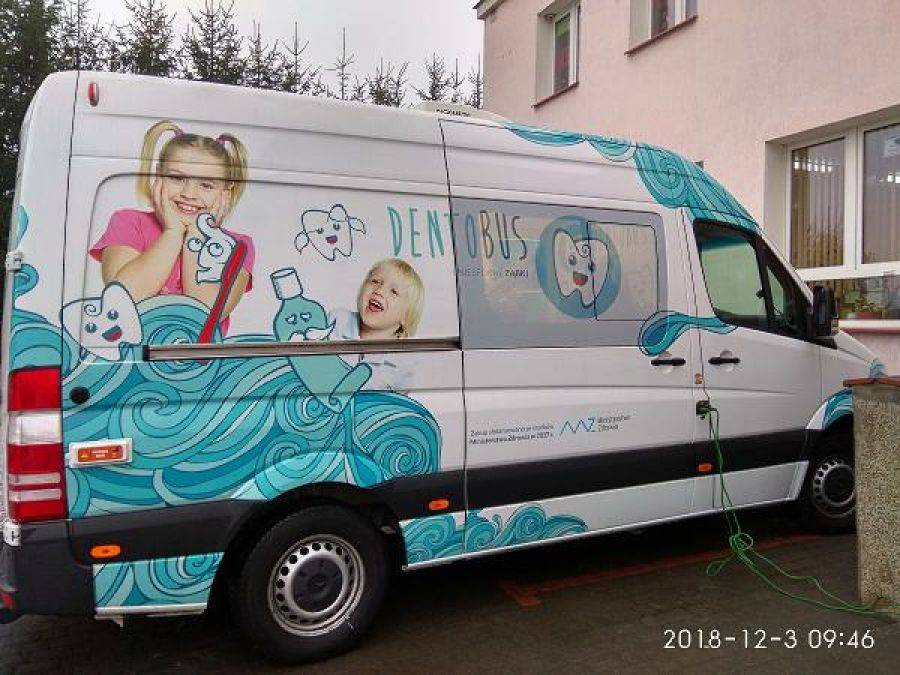 Dentobus odwiedził szkołę w Jeziorku [FOTO]