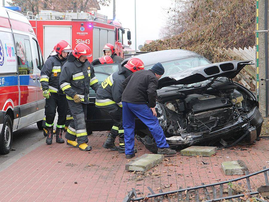 BMW rozbiło się na Sikorskiego [FOTO]