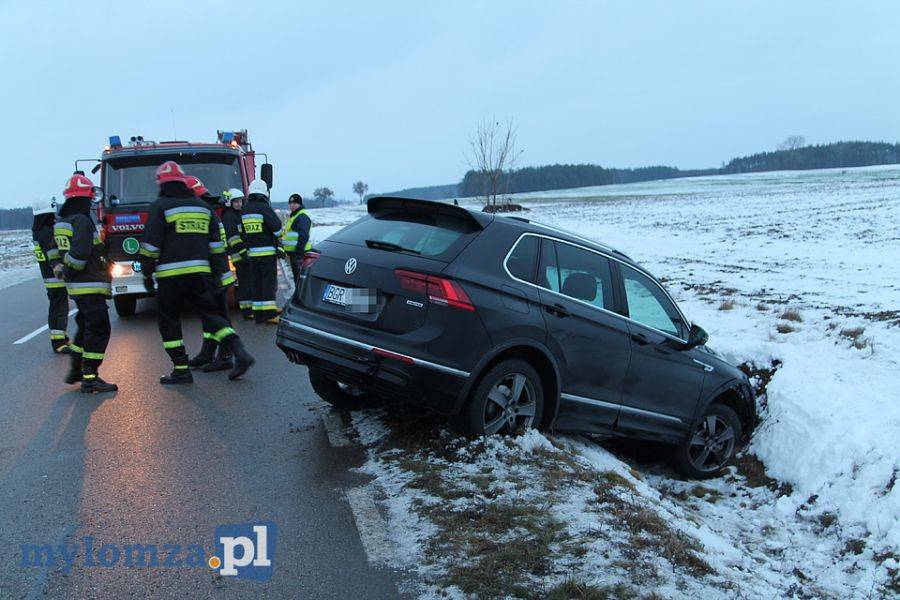 Ślisko na drogach! SUV wylądował w rowie [FOTO]