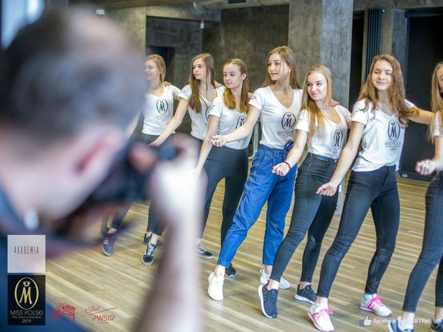 Pięknie dziewczyny przygotowują się do gali Miss. W tym roku finał na łomżyńskiej uczelni! [FOTO]