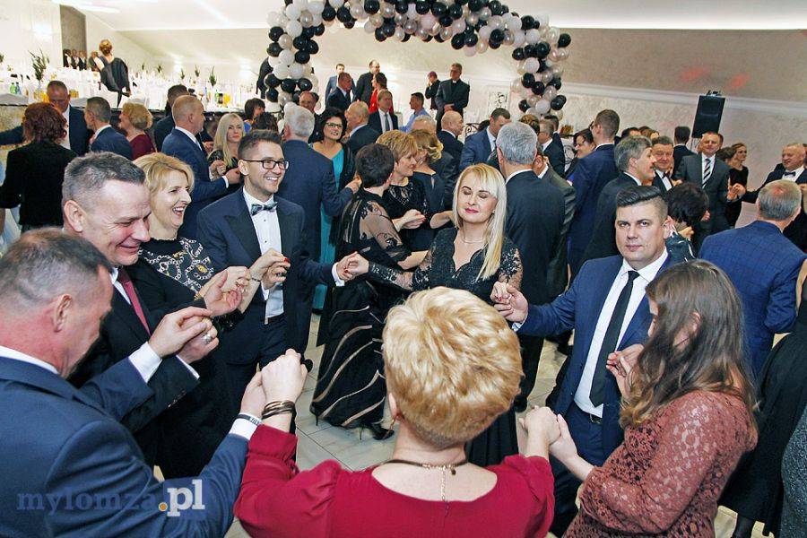 Hucznie i na trzeźwo! W Piątnicy odbył się bal bezalkoholowy na ponad sto par [FOTO i VIDEO]