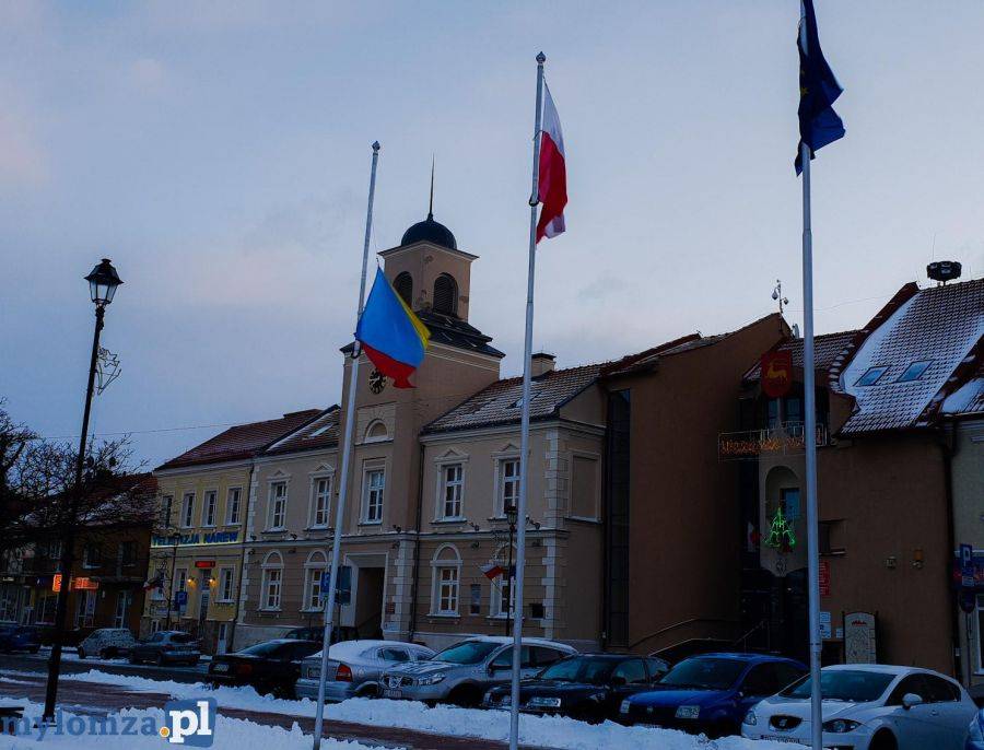 Flaga opuszczona do połowy masztu