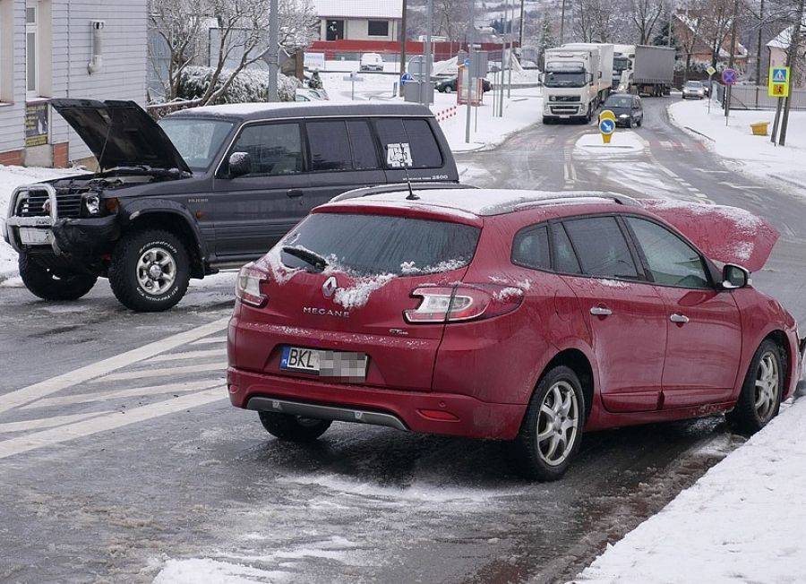 Nieudany manewr wyprzedzania. Zablokowana ul. Sikorskiego [FOTO]
