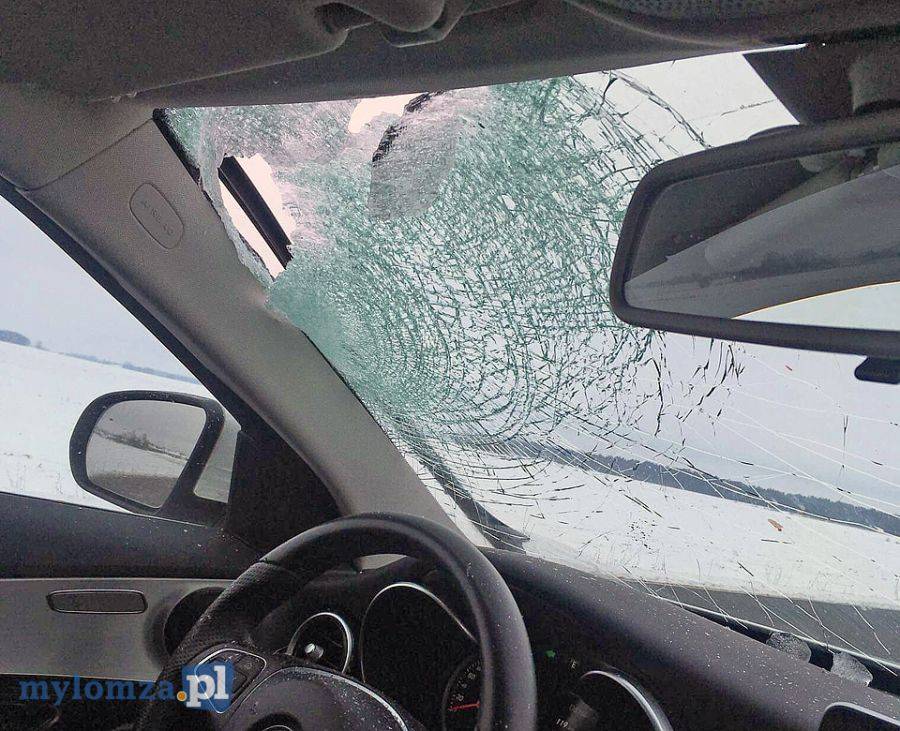 Lód z ciężarówki spada i zbija szybę na trasie do Łomży [FOTO]