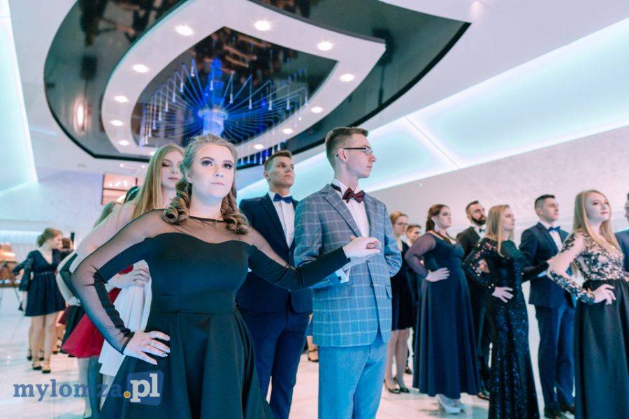 Maturzyści z Marianowa bawili się na studniówce w Jędrusiowej Dolinie [FOTO]