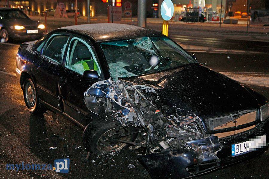 Wypadek na Szosie Zambrowskiej. Ranny i pijany trafił do szpitala [FOTO]