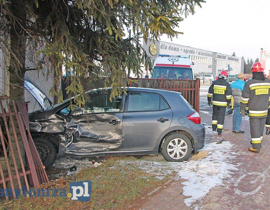 Zderzenie na skrzyżowaniu. Toyota wjechała w ogrodzenie [FOTO]