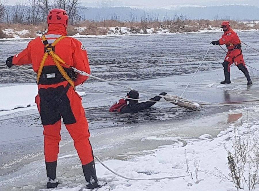 Załamał się lód. Na miejscu kilkudziesięciu strażaków [FOTO]