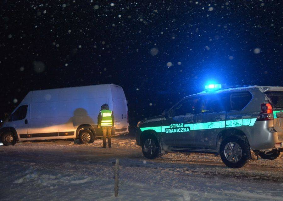 Pomysłowi przemytnicy. Kolce miały zatrzymać pościg [FOTO i VIDEO]