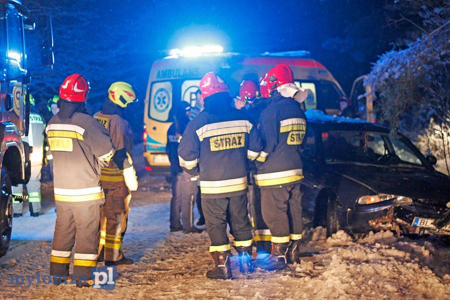 Mazda rozbiła się na drzewie. Ranny 24-latek! [FOTO]