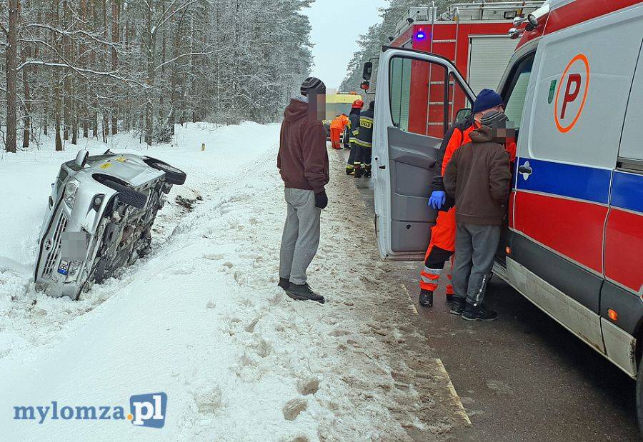Odpadło koło od ciężarówki! Osobówka w rowie, kierowca w szpitalu [FOTO]