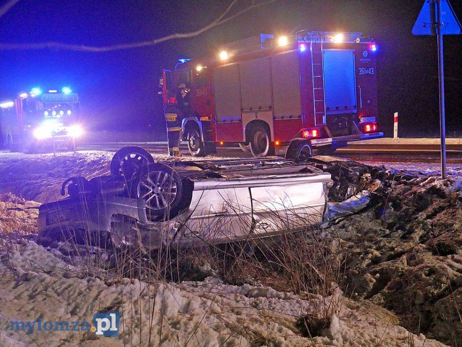 Opel uderzył w naczepę tira [FOTO]