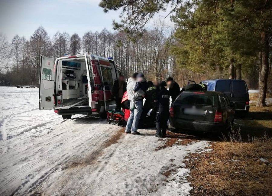 Kobieta zasłabła w lesie. Policjanci udzielili jej pomocy