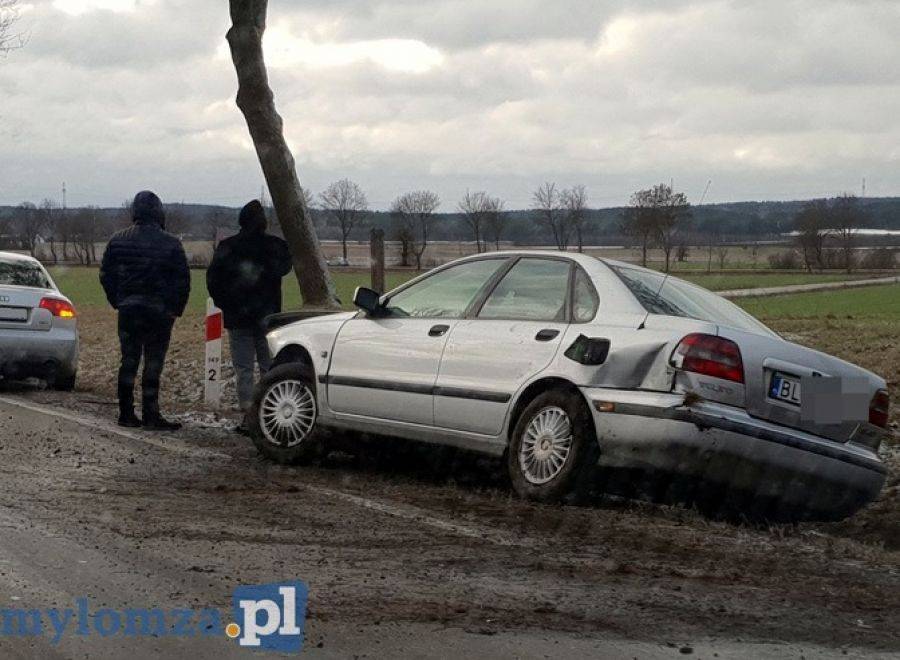 Volvo w rowie. Kierowca chciał uniknąć zderzenia? [FOTO]