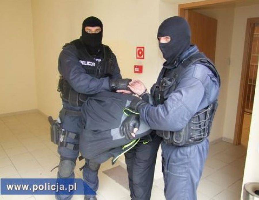 Żądał pieniędzy, bił siekierą po głowie