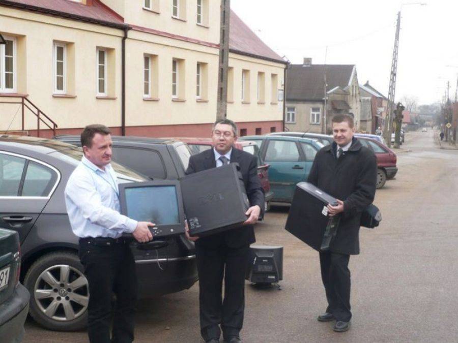 Szkoły dostały komputery od PKS Łomża
