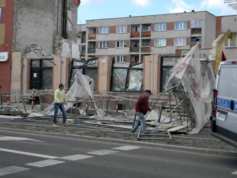 [VIDEO+FOTO] Zawaliło się rusztowanie w centrum miasta. Zapis monitoringu