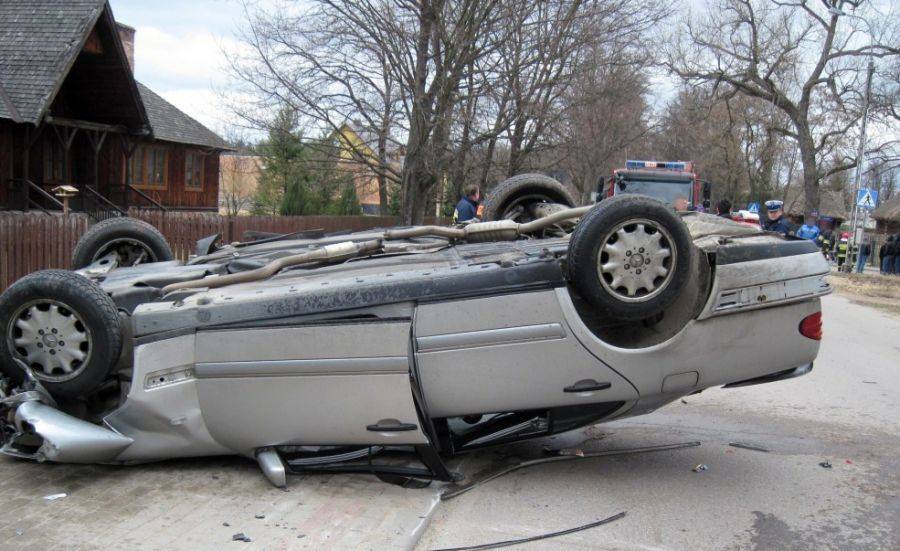 Pijany 21-latek ukradł i rozbił auto